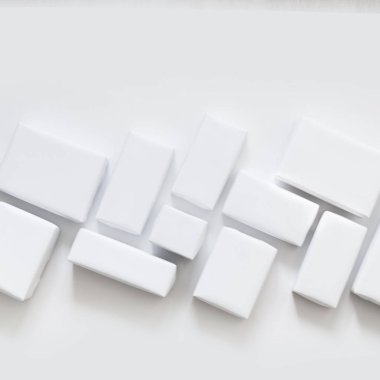 Hediyeler beyazdır. Temiz beyaz arka plan. Kutuları kurdeleler olmadan bir