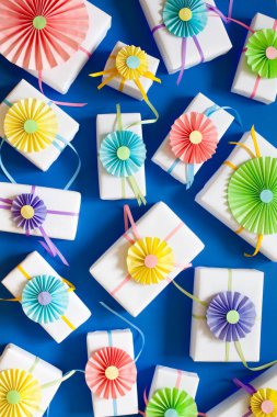 Beyaz hediyeler. Parlak saten kurdeleler. Decora gibi renkli rozet