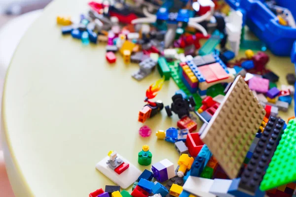 Renkli plastik blok birçok ile oyun küçük sarışın çocuk çocuk