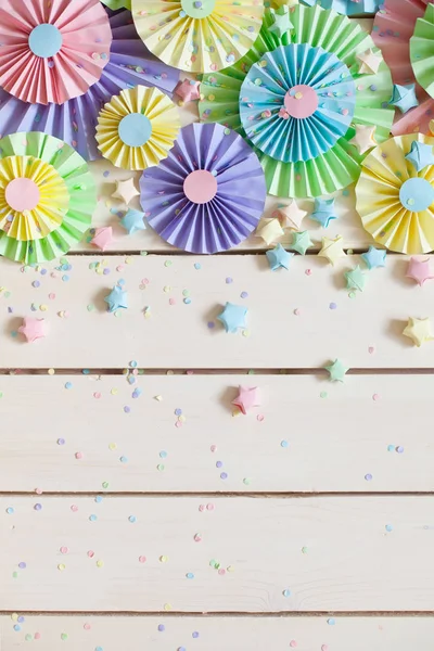 Rosette en papier pastel brillant coloré. Décorer pour une fête . — Photo