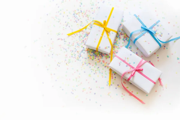 Білі подарункові коробки з кольоровими стрічками . — стокове фото