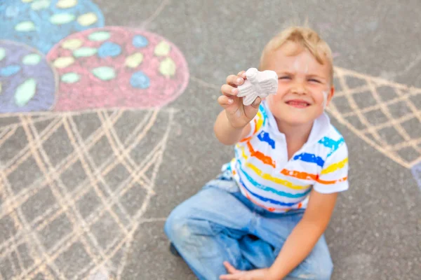 明るい服の少年にチョークでアイスクリームを描画します、 — ストック写真