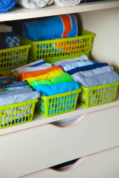 Шкаф с детскими вещами. Хранение детской одежды
.