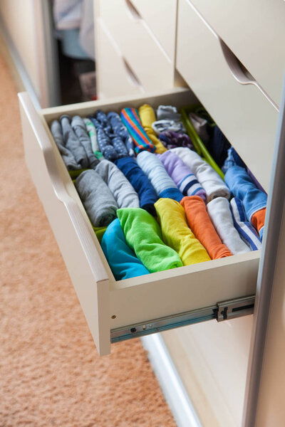 Шкаф с детскими вещами. Хранение детской одежды
.