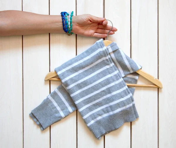 T-shirt katlama. Japon sistemdeki şeyler tutma. Mast