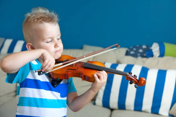 El niño está tocando el violín. Niño estudiando música . —  Fotos de Stock