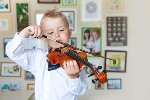 Das Kind spielt Geige. Junge studiert Musik. — Stockfoto