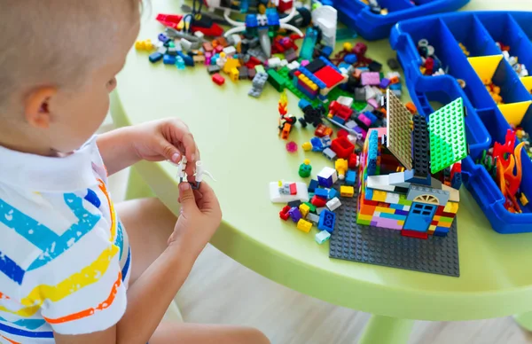 Renkli plastik blok birçok ile oyun küçük sarışın çocuk çocuk