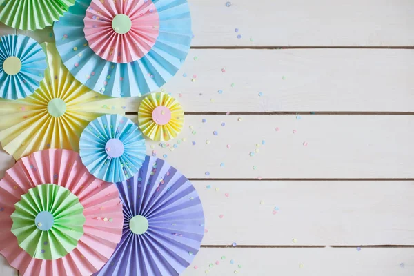 Roseta de papel pastel brilhante colorida. Decoração para uma festa . — Fotografia de Stock