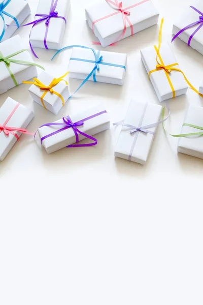 Cajas de regalo blancas con cintas de colores . — Foto de Stock
