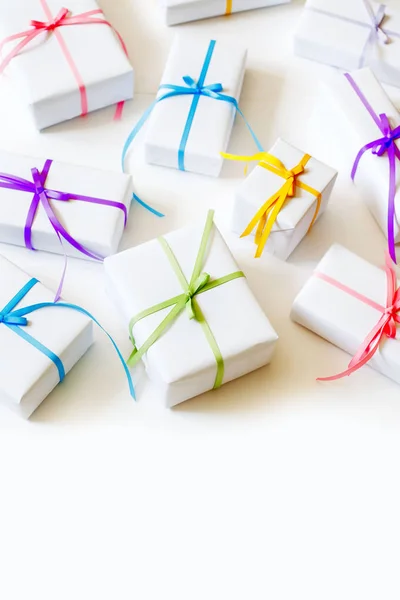 Cajas de regalo blancas con cintas de colores . — Foto de Stock