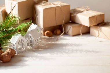 Kar taneleri ile Noel hediyeleri. Küçük beyaz evler. Ceviz.