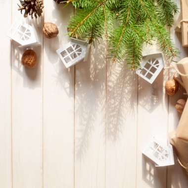 Kar taneleri ile Noel hediyeleri. Küçük beyaz evler. Ceviz.