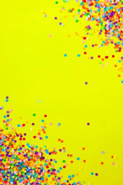 Çerçeve renkli konfeti yaptı.