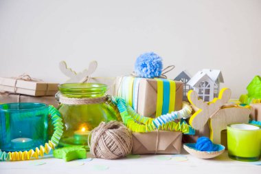 Yılbaşı dekor. Ahşap beyaz arka plan.