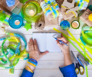 Bir kadın bir festival çelenk yapıyor. Hol için kavram hazırlık