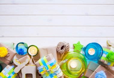 Noel hediyeleri, mumlar, Mumluk. Mavi ve yeşil renkler.