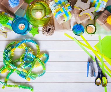 Noel hediyeleri, mumlar, Mumluk. Mavi ve yeşil renkler.