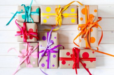 Renkli hediye kutuları, kurdele ile bağlanmış. Çok renkli hediyeler.