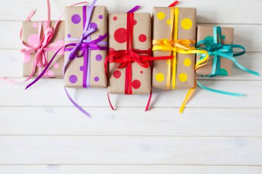 Renkli hediye kutuları, kurdele ile bağlanmış. Çok renkli hediyeler.
