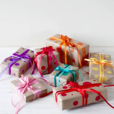 Renkli hediye kutuları, kurdele ile bağlanmış. Çok renkli hediyeler.