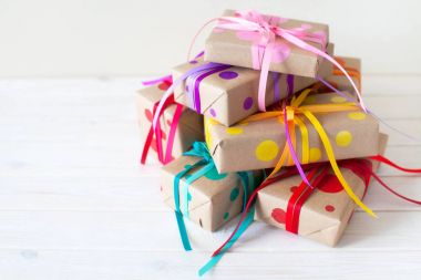 Renkli hediye kutuları, kurdele ile bağlanmış. Çok renkli hediyeler.