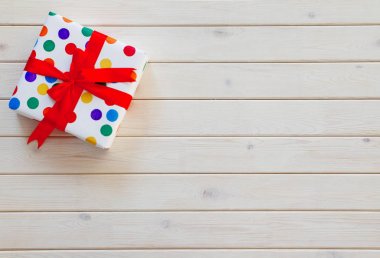 Renkli ambalaj içinde harika bir hediye.