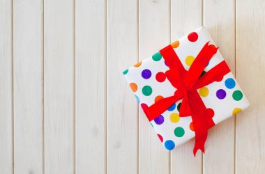 Renkli ambalaj içinde harika bir hediye.