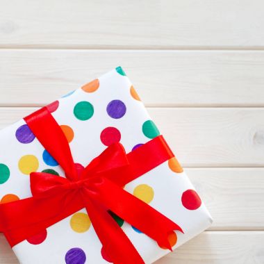 Renkli ambalaj içinde harika bir hediye.