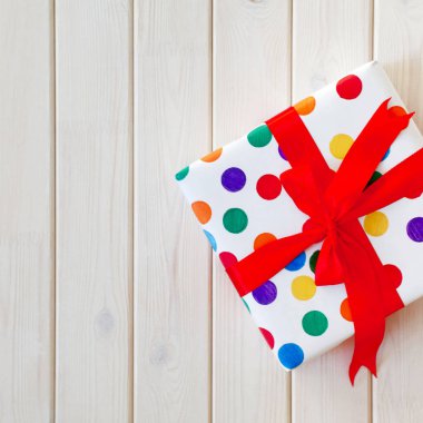 Renkli ambalaj içinde harika bir hediye.