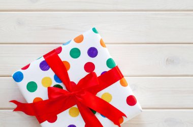 Renkli ambalaj içinde harika bir hediye.