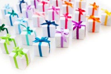 Beyaz arka plan üzerinde renkli hediye kutuları.