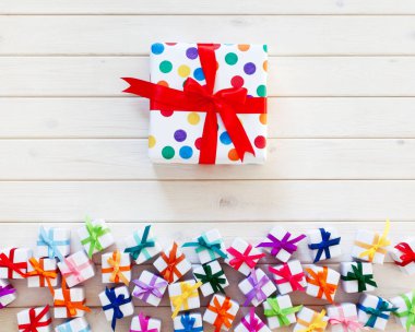 Beyaz arka plan üzerinde renkli hediye kutuları