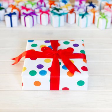 Beyaz arka plan üzerinde renkli hediye kutuları