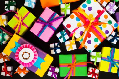 Birçok farklı güzel renkli hediye renkli r ile vardır