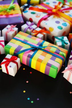 Birçok farklı güzel renkli hediye renkli r ile vardır