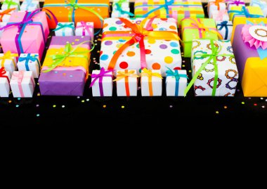 Renkli hediye kutuları renkli şeritler. Noel için hediye veya