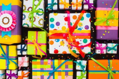 Renkli hediye kutuları renkli şeritler. Noel için hediye veya