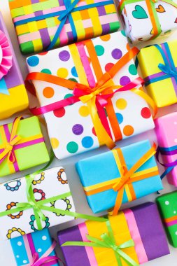 Renkli hediye kutuları renkli şeritler. Beyaz arka plan. Hediyelik