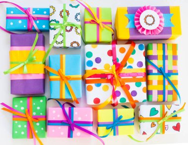 Renkli hediye kutuları renkli şeritler. Beyaz arka plan. Hediyelik