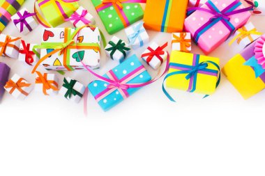 Renkli hediye kutuları renkli şeritler. Beyaz arka plan. Hediyelik