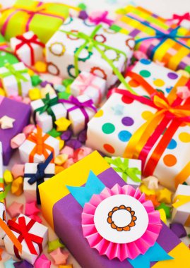 Renkli hediye kutuları renkli şeritler. Beyaz arka plan. Hediyelik