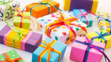 Renkli hediye kutuları renkli şeritler. Beyaz arka plan. Hediyelik