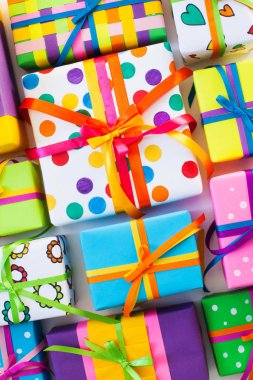 Renkli hediye kutuları renkli şeritler. Beyaz arka plan. Hediyelik