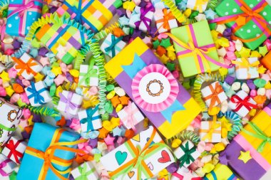 Renkli hediye kutuları renkli şeritler. Beyaz arka plan. Hediyelik