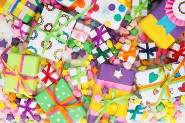 Renkli hediye kutuları renkli şeritler. Beyaz arka plan. Hediyelik