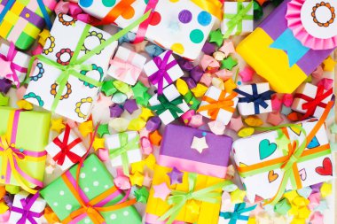 Renkli hediye kutuları renkli şeritler. Beyaz arka plan. Hediyelik