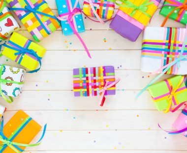 Renkli hediye kutuları renkli şeritler. Kalp renk. Beyaz bac