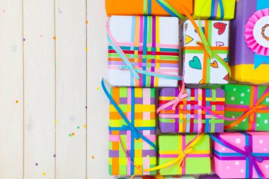 Renkli hediye kutuları renkli şeritler. Beyaz arka plan. Hediyelik