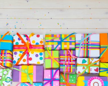 Renkli hediye kutuları renkli şeritler. Beyaz arka plan. Hediyelik